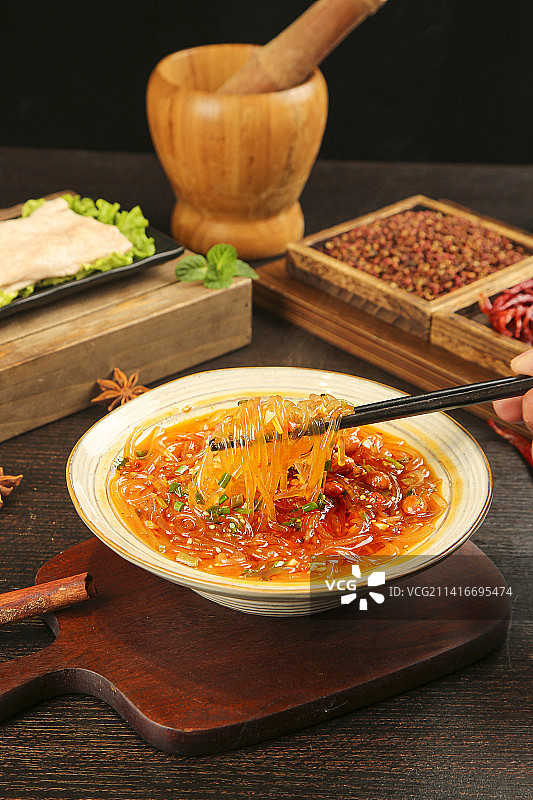 深底上的酸辣粉图片素材