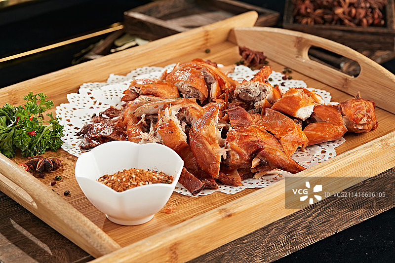 分切好的烟熏烧鸡图片素材
