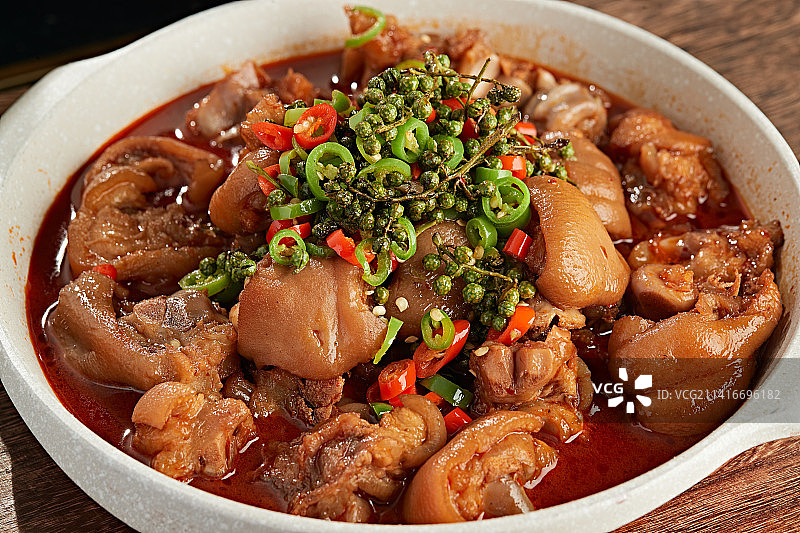 藤椒香辣红烧猪蹄块图片素材