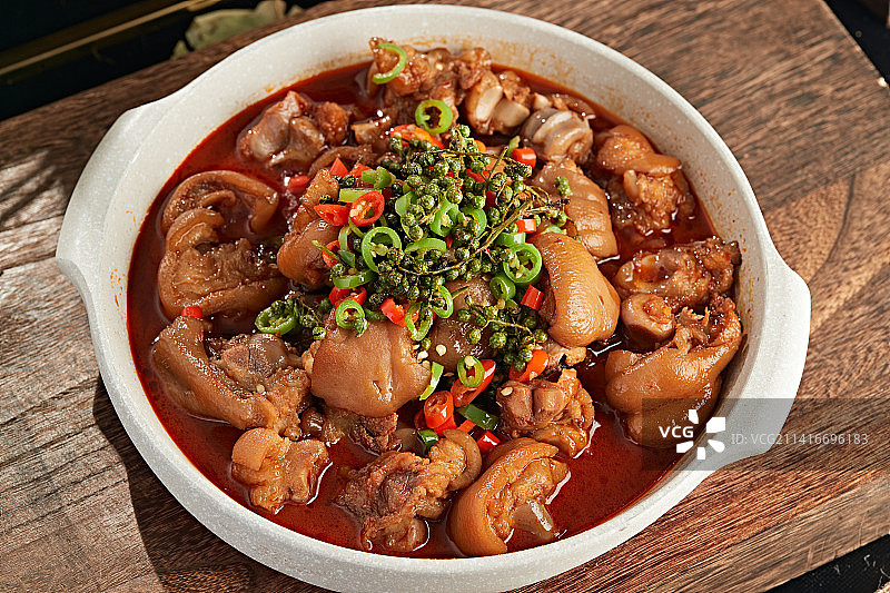 藤椒香辣红烧猪蹄块图片素材