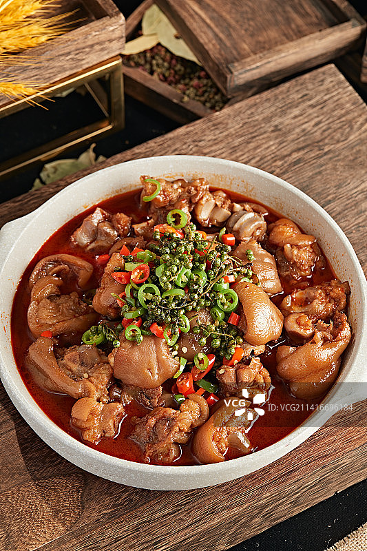 藤椒香辣红烧猪蹄块图片素材