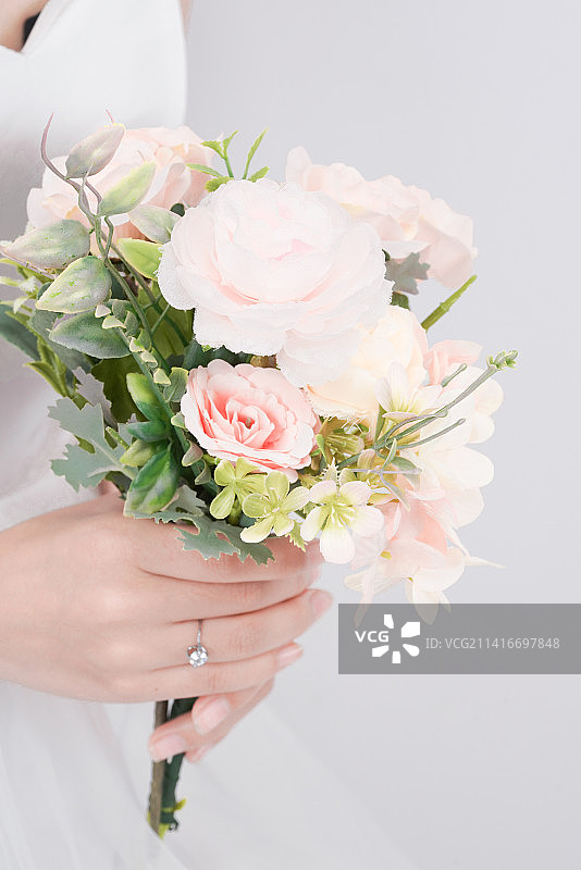 手拿鲜花结婚新婚图片素材