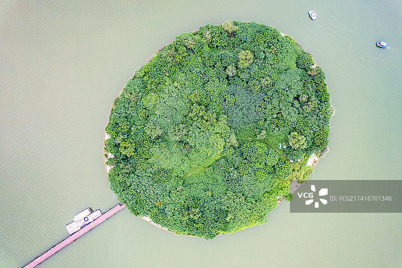 河南商丘古城高视角航拍湖中岛屿图片素材