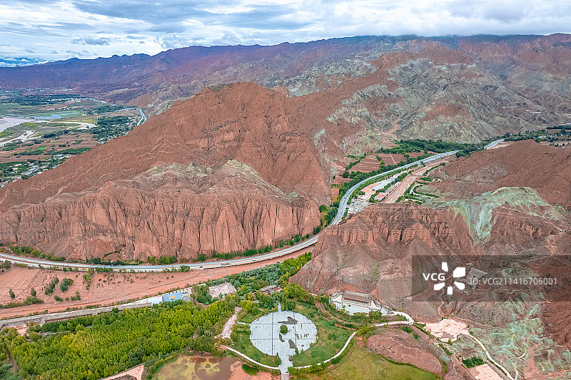 青海贵德阿什贡七彩土林黄河丹霞图片素材