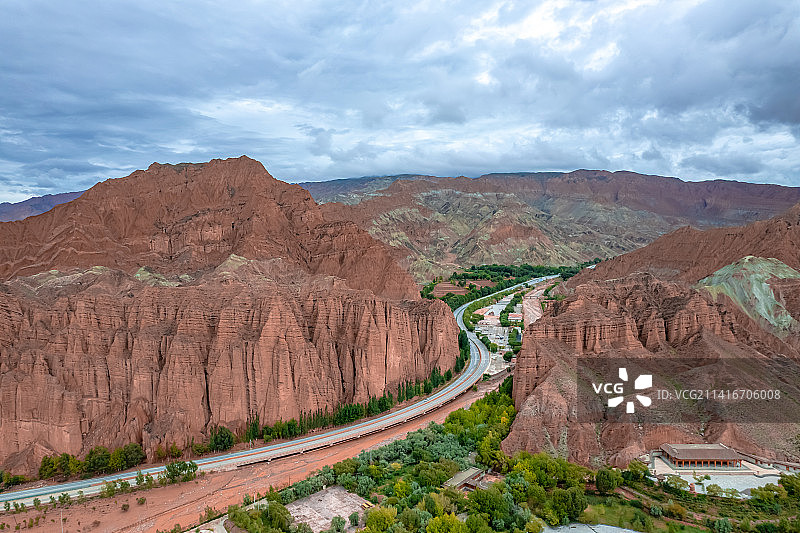 青海贵德阿什贡七彩土林黄河丹霞图片素材