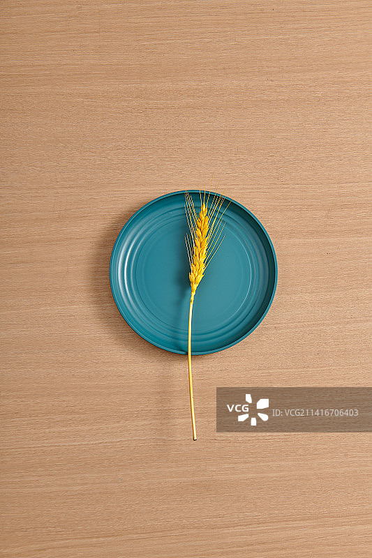 木桌子上的圆盘和木筷图片素材