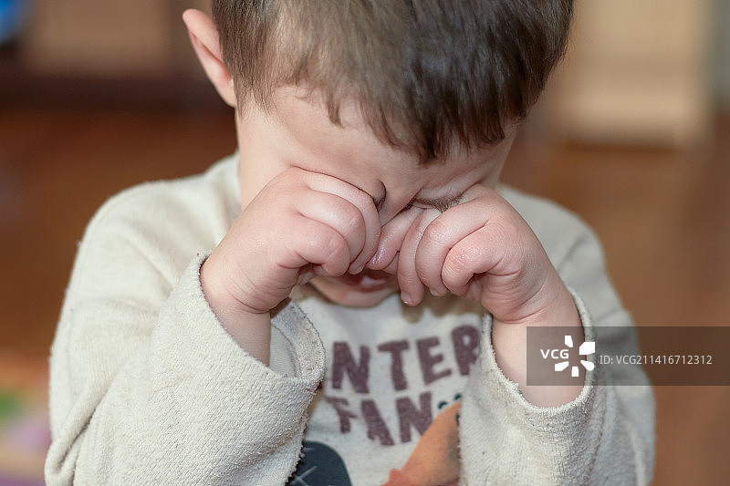 正在揉眼睛的哭泣小男孩，美国纽约图片素材