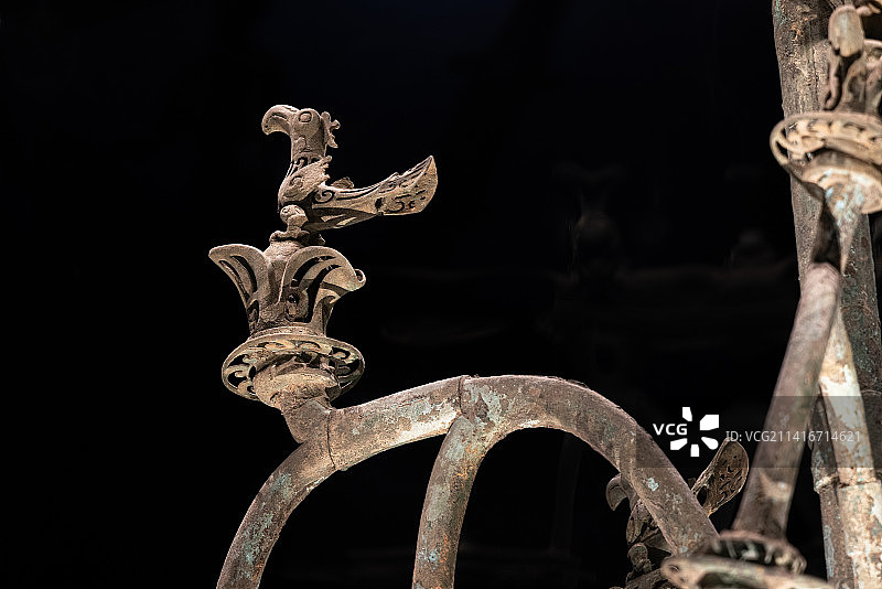 三星堆文物：商代晚期 青铜神树 玄鸟细节 1986年三星堆二号祭祀坑图片素材