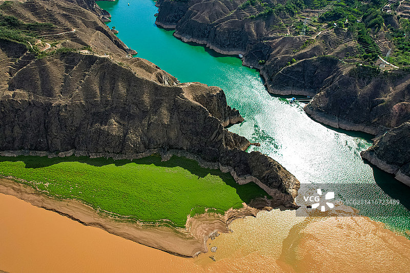 甘肃临夏永靖刘家峡水库黄河洮河交汇处泾渭分明图片素材