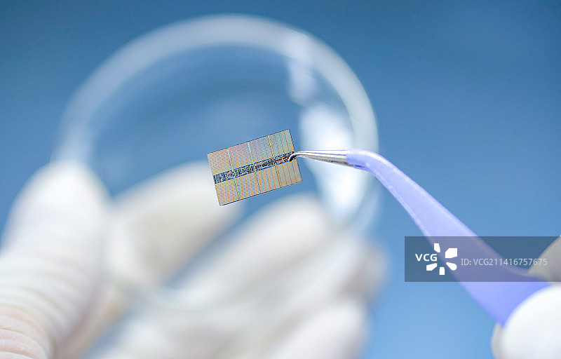 半导体晶圆高精密技术研发光刻机芯片制造切割封装测试工序实验室IDM工具EDA设备厂商低功耗高集成电子图片素材