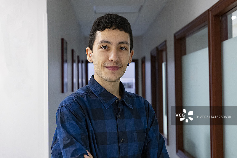 在西班牙马德里走廊里站立的年轻男人肖像图片素材