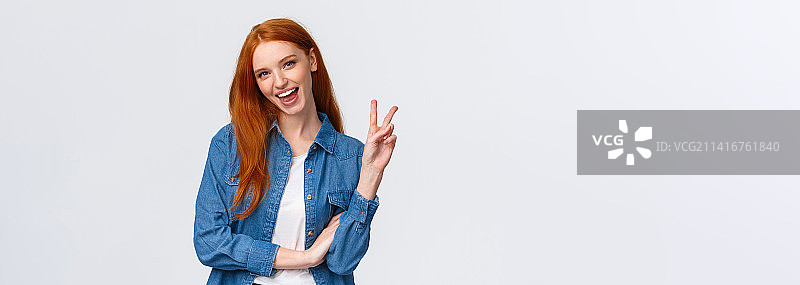 商业、大学和人物概念：迷人的快乐红发图片素材