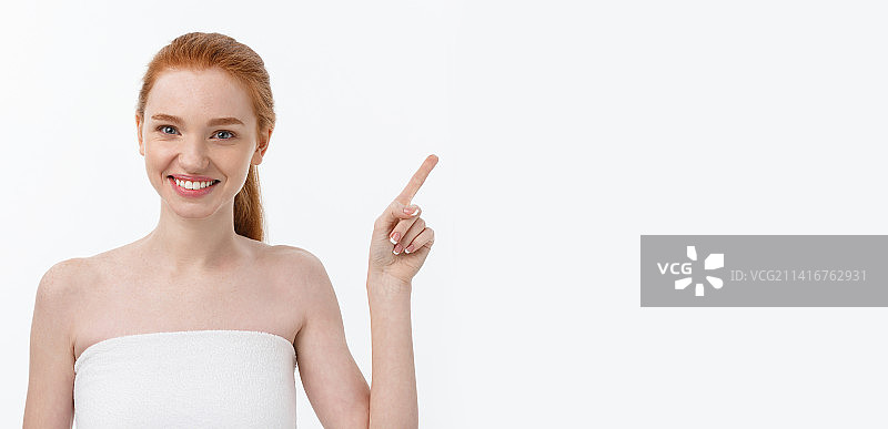 年轻女子展示手部留白区域的美容护肤照图片素材