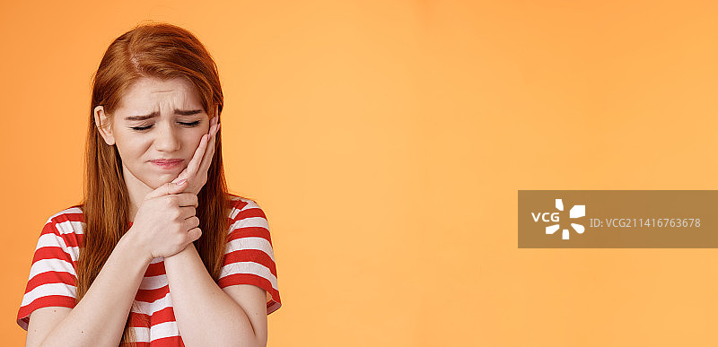 难受的红发女孩牙痛特写图片素材