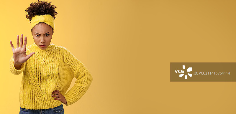 表情严肃的勇敢非裔美国女性向上看图片素材