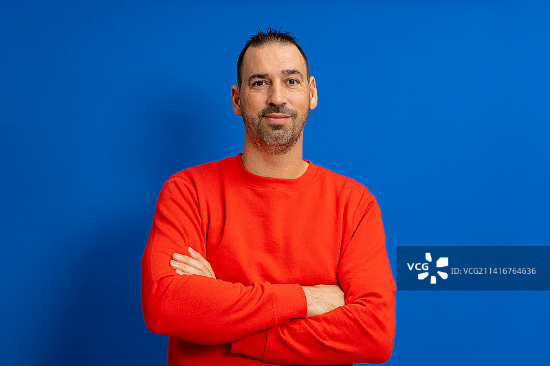 面带笑容、有吸引力的西班牙裔胡须男士 портрет图片素材