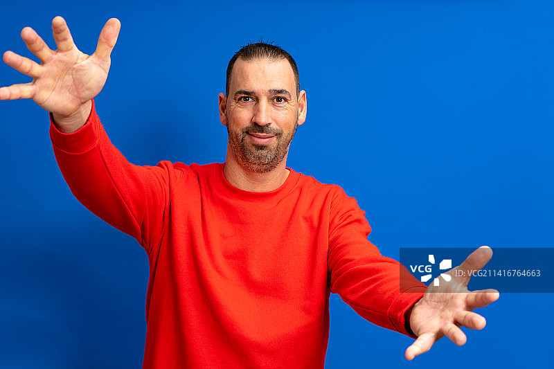 穿红色套头衫的拉丁裔男人肖像图片素材