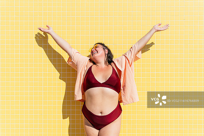 在西班牙巴塞罗那海滩上穿泳装的丰满女人图片素材