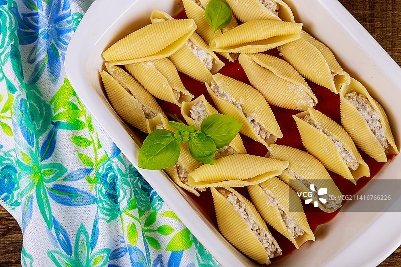 酿入意大利乳清干酪的贝壳意面，搭配番茄酱图片素材