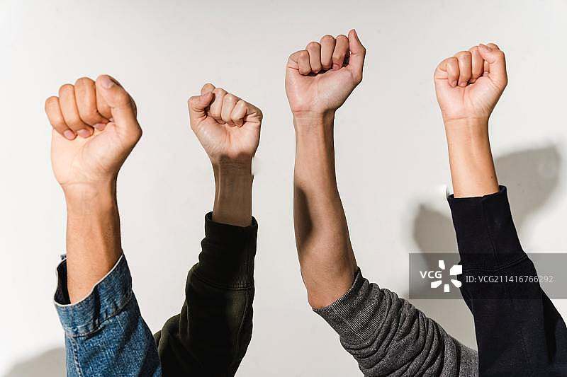 人们手牵着手，背景为白色，印度尼西亚图片素材