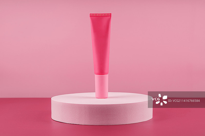 2023年度流行色：品红色化妆品展示台图片素材