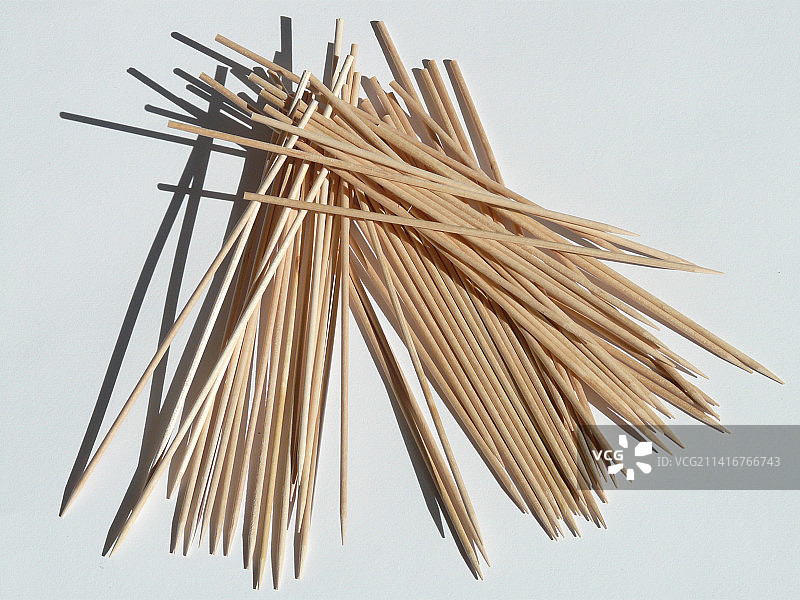 白色背景上的牙签俯视图，印度尼西亚楠榜图片素材