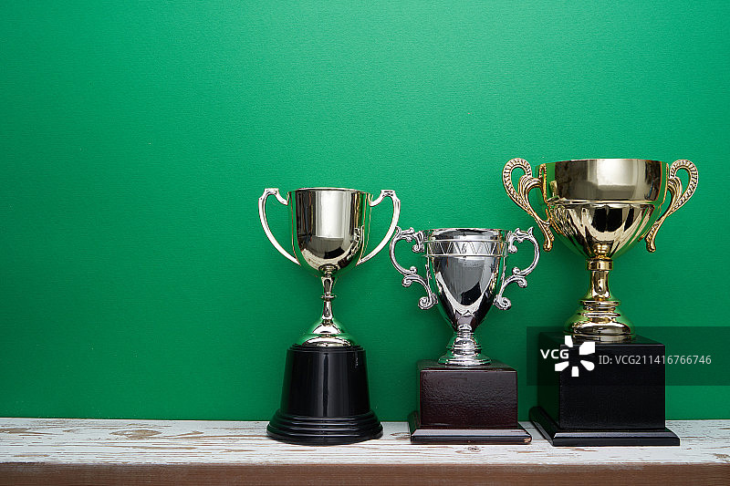 绿色背景下的奖杯展示架，马来西亚图片素材