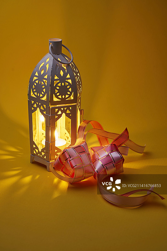 阿拉伯灯笼，桌面光线与马来西亚的粽子彩带图片素材
