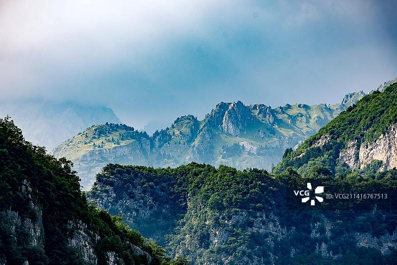 天空映衬下的山景图片素材