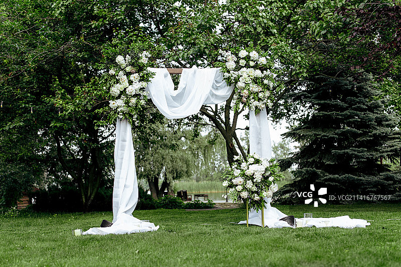 美丽的新人婚礼拱门图片素材
