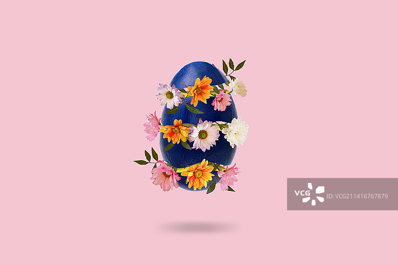 粉色背景上的飞行复活节彩蛋，俄罗斯图片素材