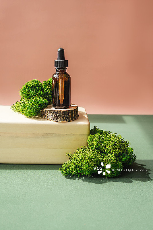 琥珀色精油玻璃空瓶，俄罗斯图片素材