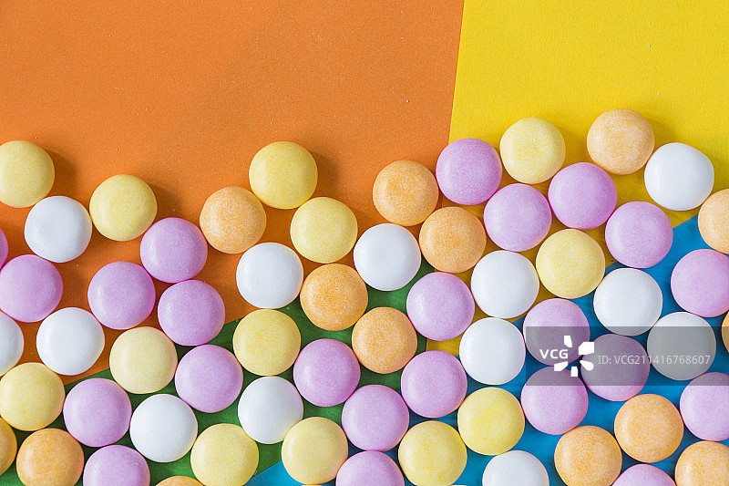 彩色背景上的糖果，高角度视图，佐治亚州图片素材