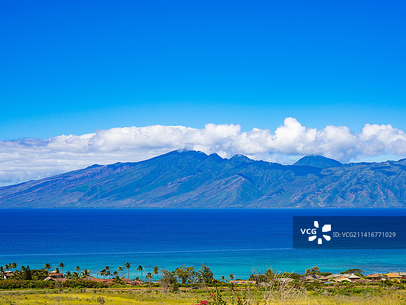 美国夏威夷毛伊岛蓝色天空下的海景和山脉图片素材