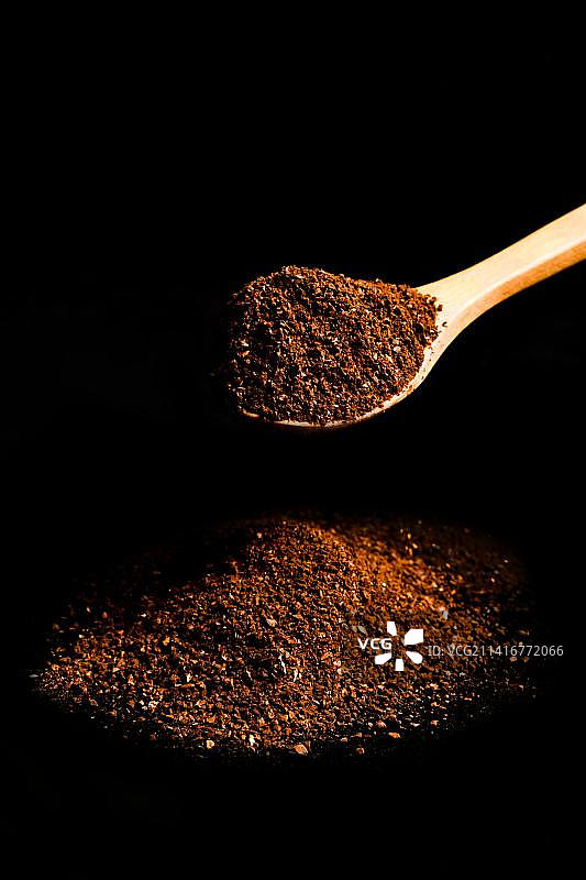 研磨辣椒粉特写，黑色背景，印度尼西亚图片素材