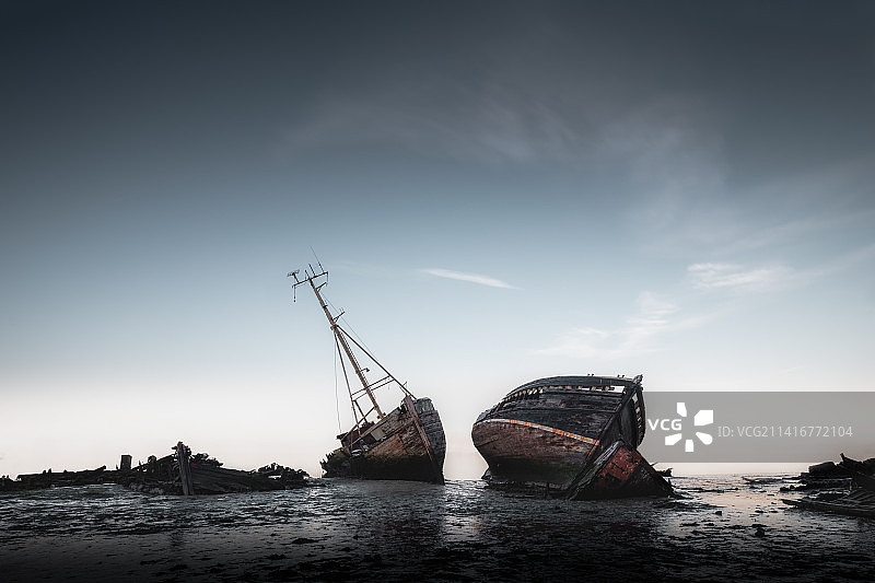 英国伊普斯威奇Pin Mill，海中废弃船只的低角度视图图片素材