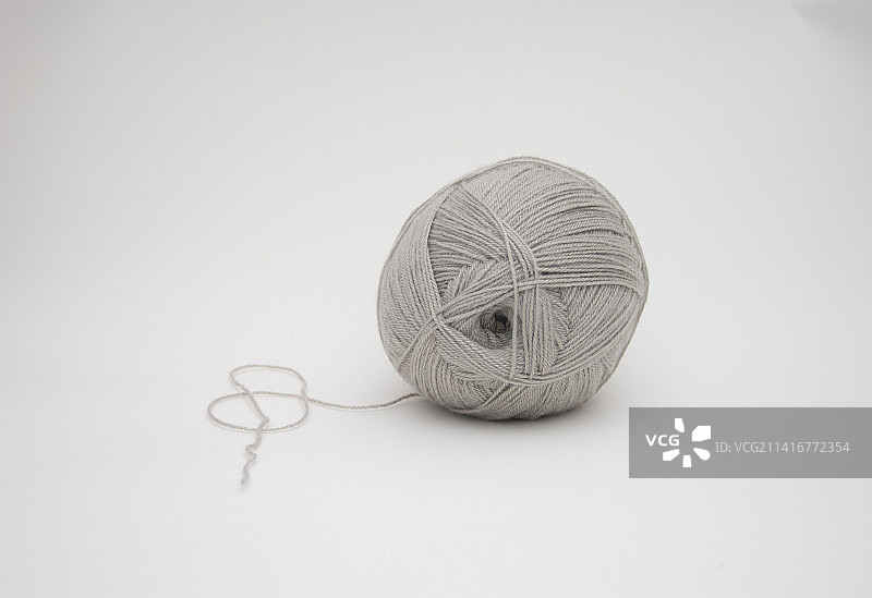 白色背景上的毛线球特写图片素材