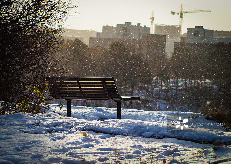 冬季山坡公园里的空长椅图片素材