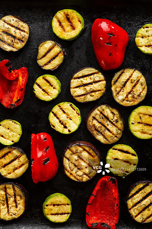食物图案 - 烤蔬菜片，黑色背景上的纯素食品，乌克兰图片素材