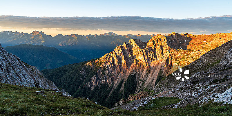 意大利多洛米蒂山拉特马尔山区里加蒂营地的景色图片素材