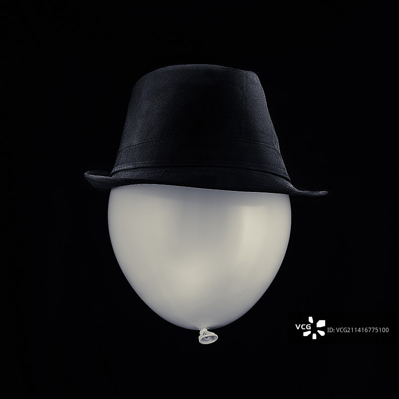 西班牙黑色背景下的发光气球特写图片素材