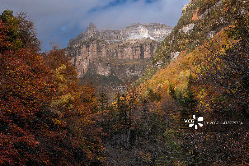 西班牙韦斯卡秋季山景图片素材