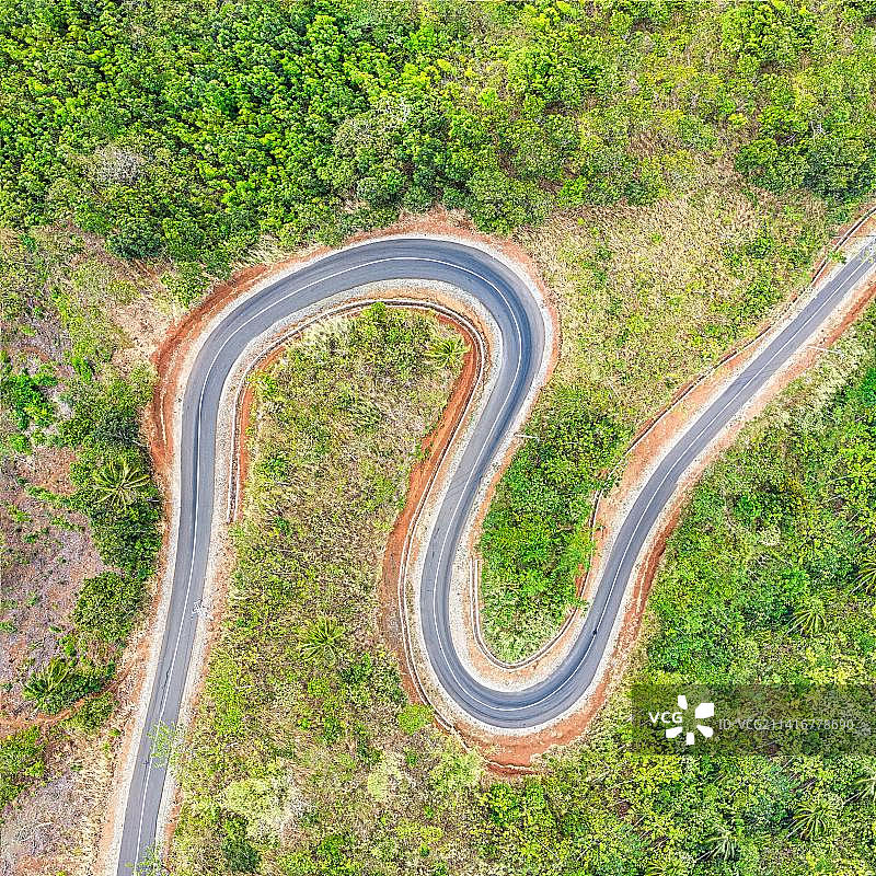 印度尼西亚森林中蜿蜒的道路鸟瞰图图片素材
