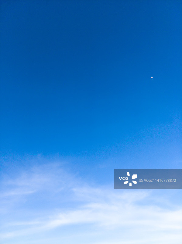 仰视角度拍摄的蓝天图片素材