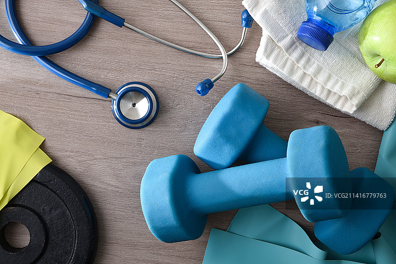 运动与健康概念，木桌上的运动器材，西班牙图片素材