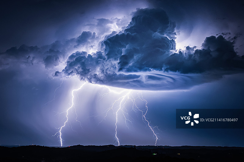 夜晚天空中的闪电，克罗地亚图片素材