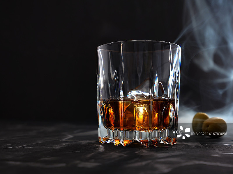 酒吧柜台上放有威士忌的玻璃杯，配有橄榄和烟雾，地拉那，阿尔巴尼亚图片素材