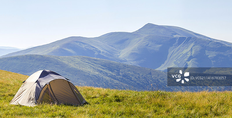 美国山脉日出或日落时分的游客帐篷全景，徒步概念图片素材