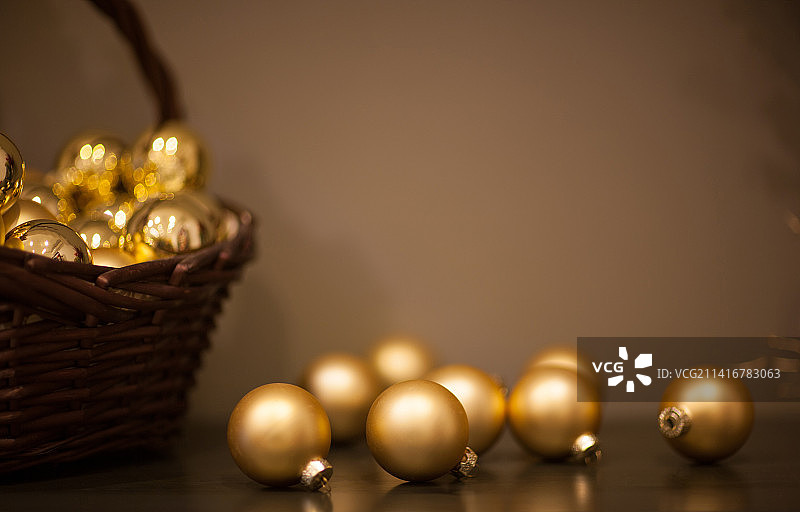 桌上篮子里金色小饰品的特写，乌兹别克斯坦图片素材