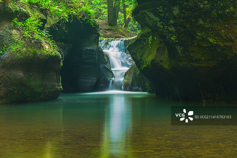 霍金 hills 州立公园森林瀑布风景，美国图片素材